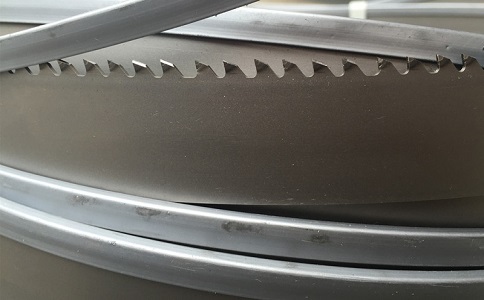 船营为何在切割硬度高的钛合金材料时需要将带锯条切削液的浓度加高？