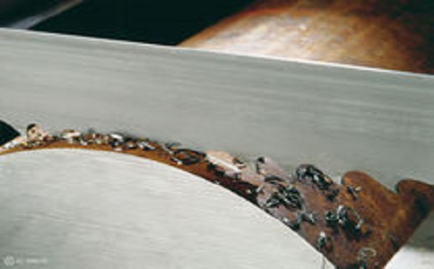 船营带锯床线速度设定过高，为什么会导致带锯条齿尖发热加速锯条的磨损？